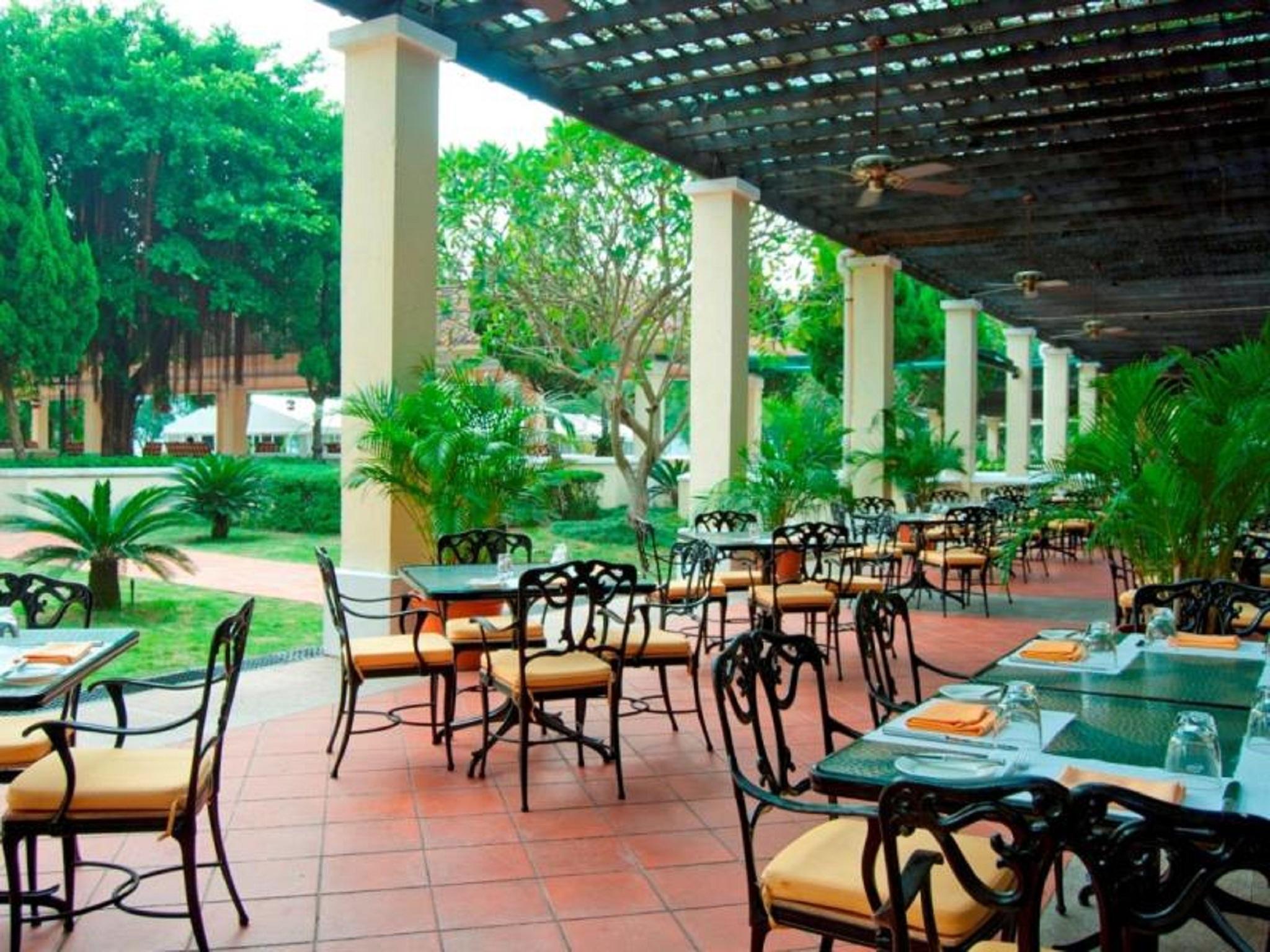 Grand Coloane Resort Macau Buitenkant foto The restaurant at the hotel