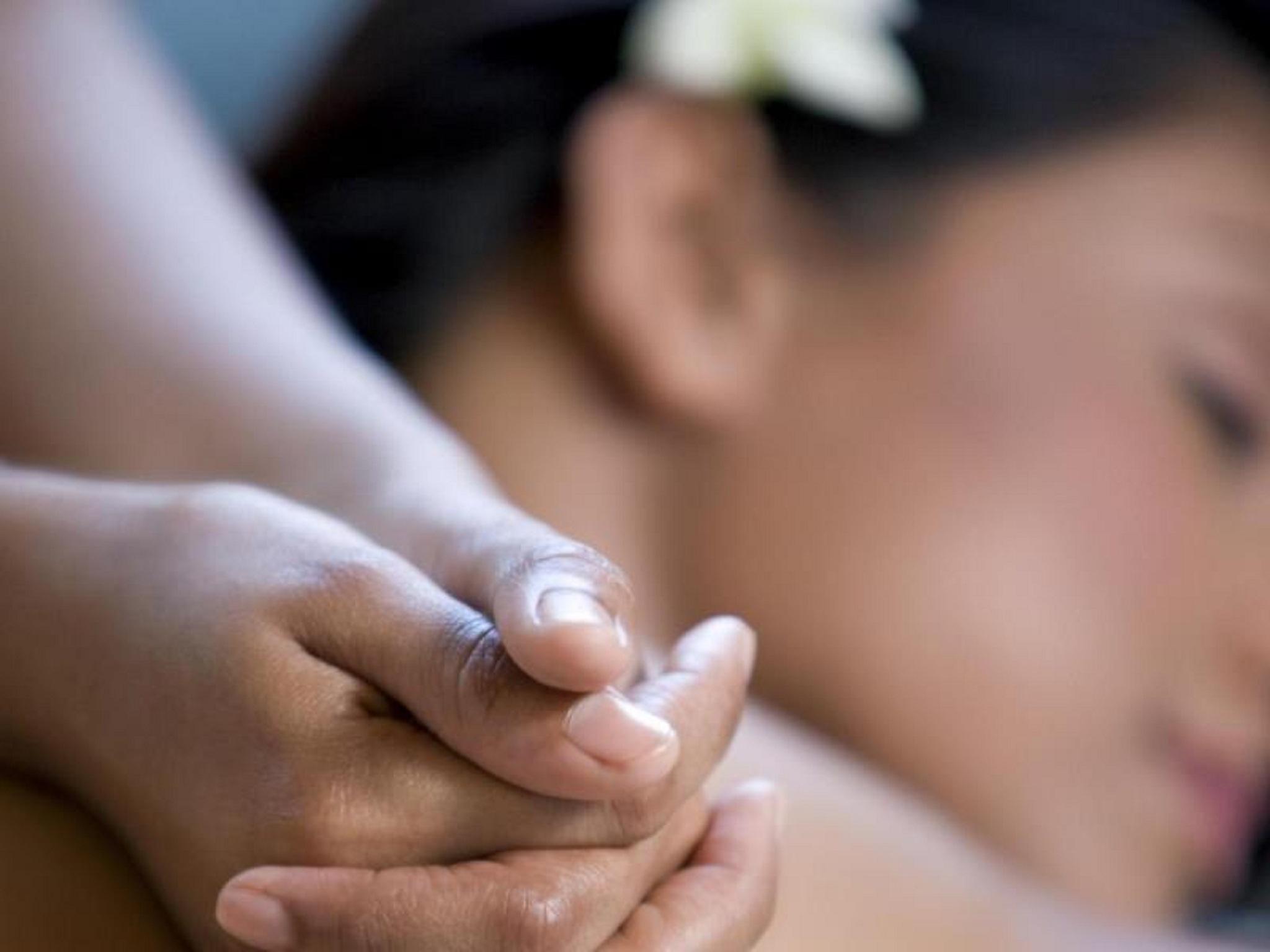 Grand Coloane Resort Macau Buitenkant foto A woman receiving a massage