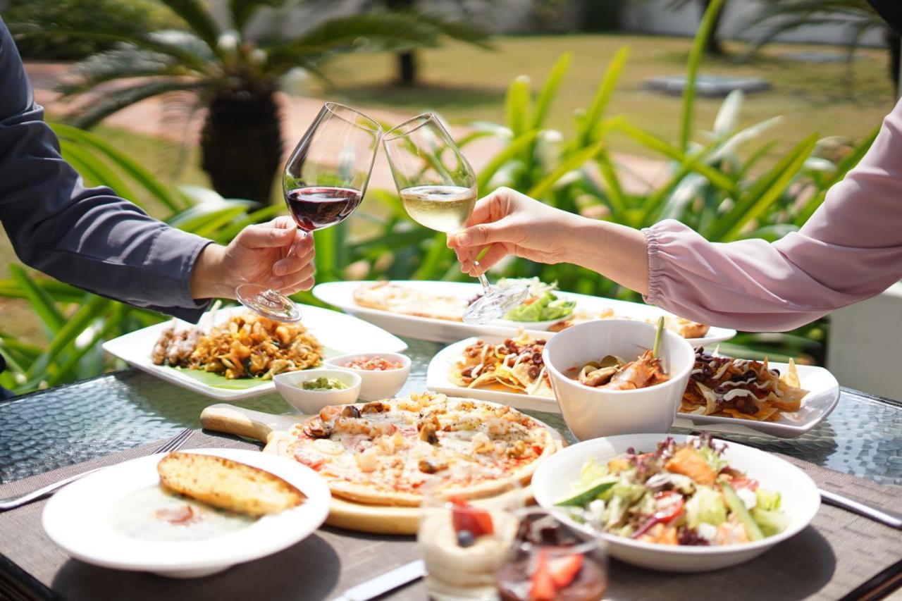 Grand Coloane Resort Macau Buitenkant foto A meal at the restaurant