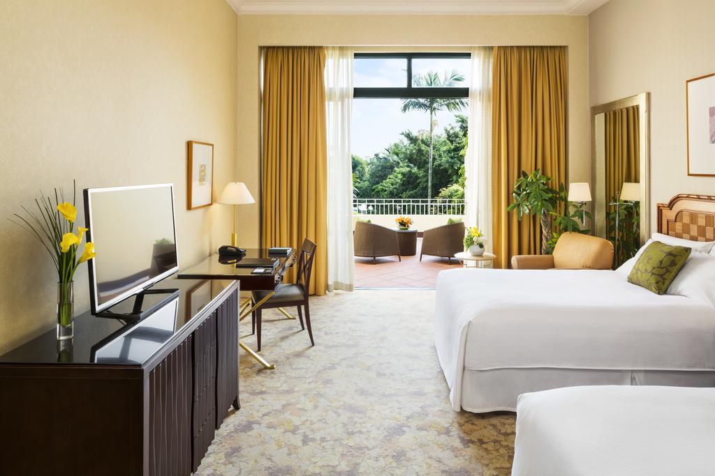 Grand Coloane Resort Macau Buitenkant foto A guest room at the Four Seasons Hotel