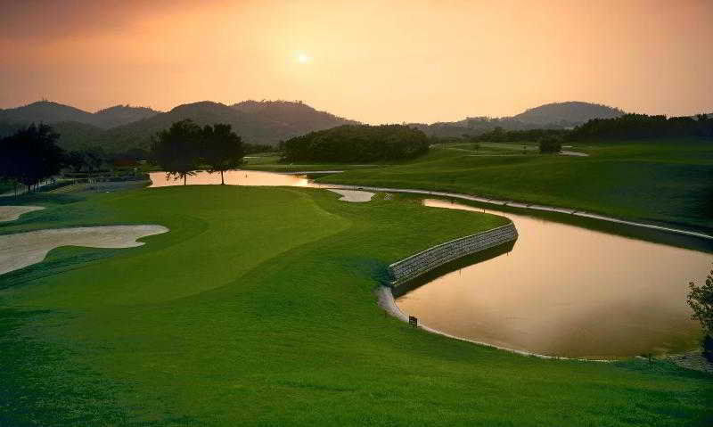 Grand Coloane Resort Macau Buitenkant foto Golf course at the Four Seasons Resort