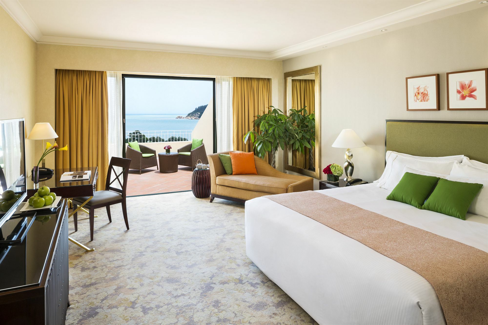 Grand Coloane Resort Macau Buitenkant foto A room at the Shangri-La Hotel, Kuala Lumpur